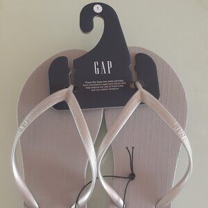 Gap silver grey Flip Flops Sandals size 7 nwt